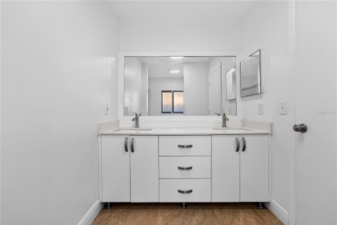 Villa ou maison à vendre à Miami, Floride: 4 chambres, 155.52 m2 № 2413952 - photo 15