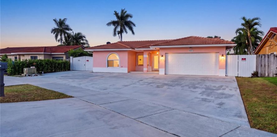 Villa ou maison à Miami, Floride 4 chambres, 155.52 m2 № 2413952