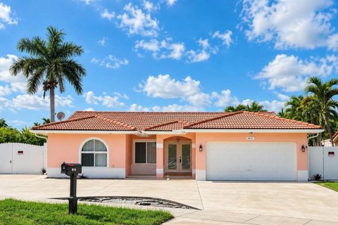 Villa ou maison à vendre à Miami, Floride: 4 chambres, 155.52 m2 № 2413952 - photo 2