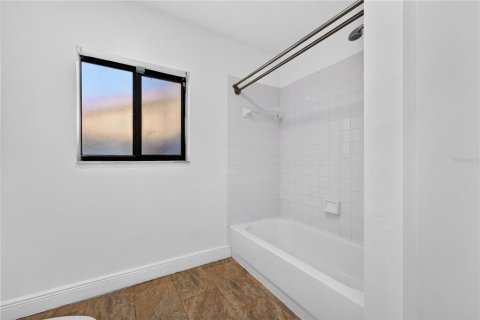 Villa ou maison à vendre à Miami, Floride: 4 chambres, 155.52 m2 № 2413952 - photo 16