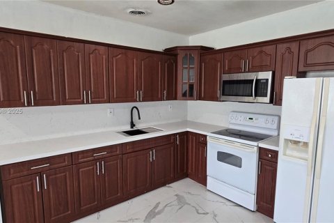 Снять в аренду виллу или дом в Майами, Флорида 2 спальни, 111.48м2, № 1965969 - фото 7