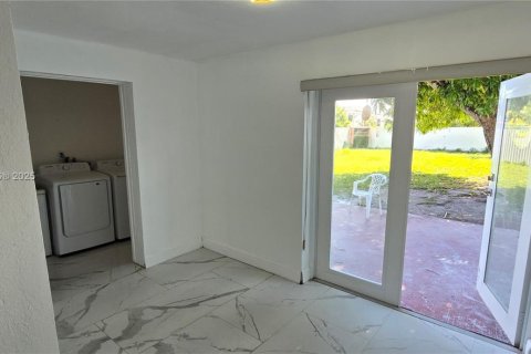 Снять в аренду виллу или дом в Майами, Флорида 2 спальни, 111.48м2, № 1965969 - фото 18