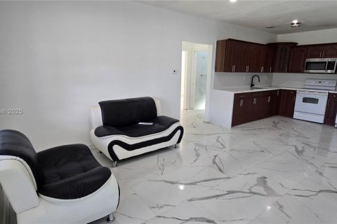 Снять в аренду виллу или дом в Майами, Флорида 2 спальни, 111.48м2, № 1965969 - фото 4