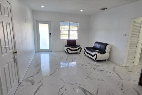 Снять в аренду виллу или дом в Майами, Флорида 2 спальни, 111.48м2, № 1965969 - фото 5