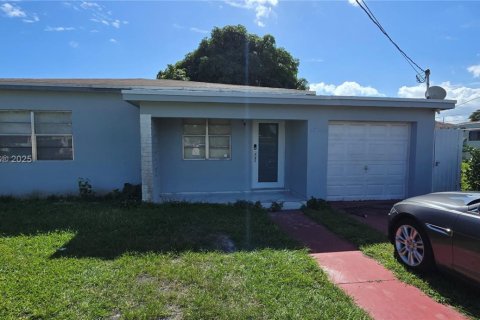 Снять в аренду виллу или дом в Майами, Флорида 2 спальни, 111.48м2, № 1965969 - фото 2