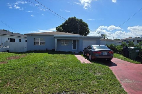 Снять в аренду виллу или дом в Майами, Флорида 2 спальни, 111.48м2, № 1965969 - фото 1