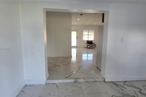 Снять в аренду виллу или дом в Майами, Флорида 2 спальни, 111.48м2, № 1965969 - фото 15