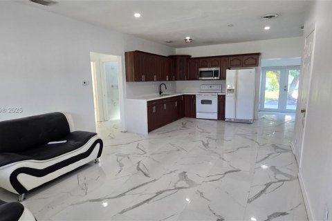 Снять в аренду виллу или дом в Майами, Флорида 2 спальни, 111.48м2, № 1965969 - фото 3