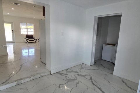 Снять в аренду виллу или дом в Майами, Флорида 2 спальни, 111.48м2, № 1965969 - фото 16