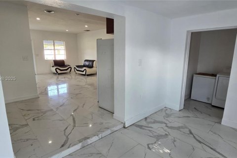 Снять в аренду виллу или дом в Майами, Флорида 2 спальни, 111.48м2, № 1965969 - фото 19