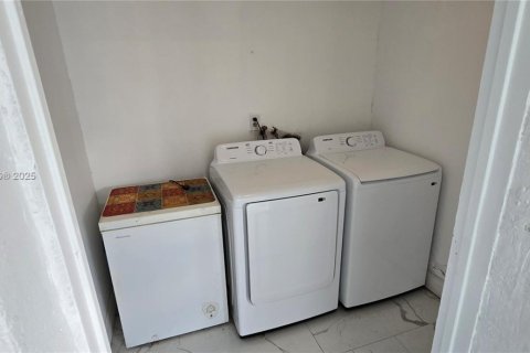 Снять в аренду виллу или дом в Майами, Флорида 2 спальни, 111.48м2, № 1965969 - фото 17