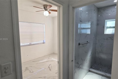 Снять в аренду виллу или дом в Майами, Флорида 2 спальни, 111.48м2, № 1965969 - фото 9