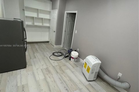 Commercial property in Miami, Florida 1 bedroom, 52.3 sq.m. № 2011360 - photo 2