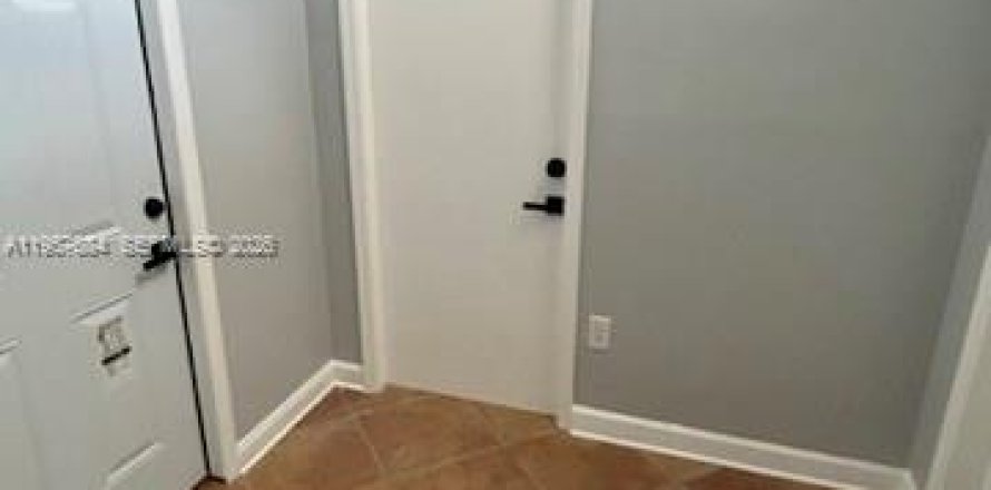 Commercial property in Miami, Florida 1 bedroom, 52.3 sq.m. № 2011360