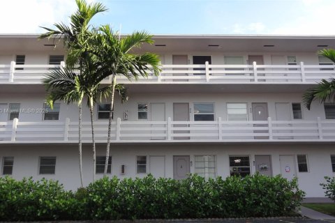 Copropriété à louer à Hallandale Beach, Floride: 1 chambre, 69.68 m2 № 1790752 - photo 2