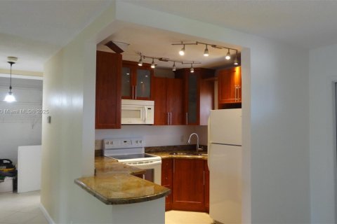 Copropriété à louer à Hallandale Beach, Floride: 1 chambre, 69.68 m2 № 1790752 - photo 6