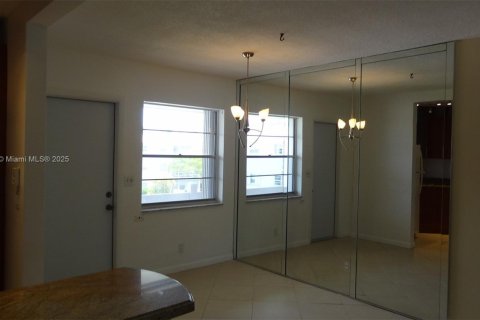 Copropriété à louer à Hallandale Beach, Floride: 1 chambre, 69.68 m2 № 1790752 - photo 10