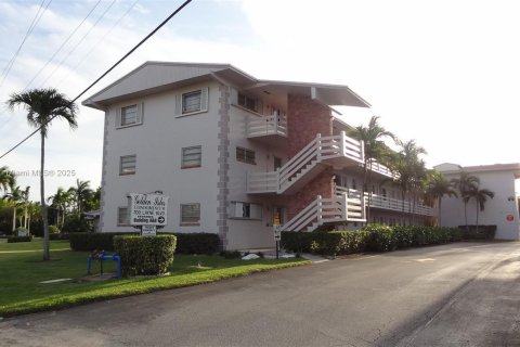 Copropriété à louer à Hallandale Beach, Floride: 1 chambre, 69.68 m2 № 1790752 - photo 1