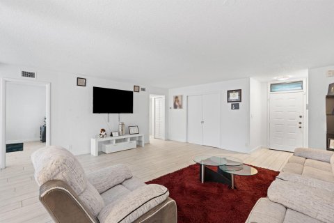 Condo in Coral Springs, Florida, 3 bedrooms  № 2383280 - photo 7