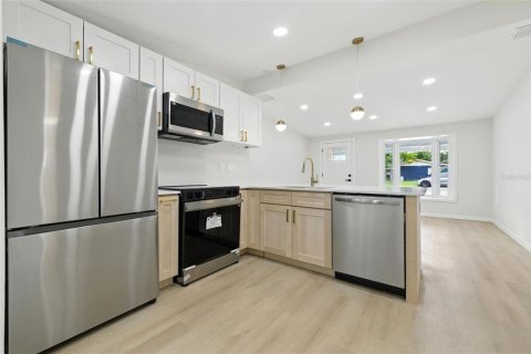 House in Seminole, Florida 4 bedrooms, 162.3 sq.m. № 1885833 - photo 9