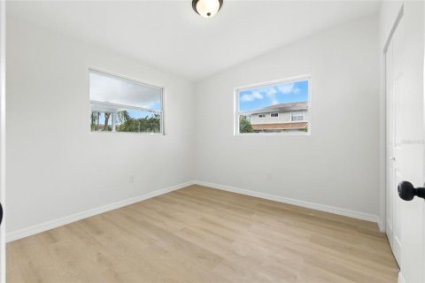 House in Seminole, Florida 4 bedrooms, 162.3 sq.m. № 1885833 - photo 18