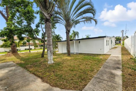 House in Seminole, Florida 4 bedrooms, 162.3 sq.m. № 1885833 - photo 28