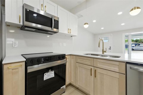 House in Seminole, Florida 4 bedrooms, 162.3 sq.m. № 1885833 - photo 12