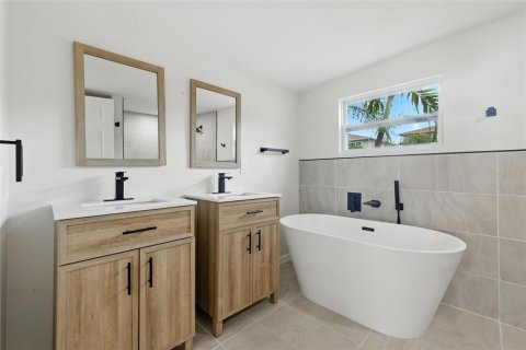 House in Seminole, Florida 4 bedrooms, 162.3 sq.m. № 1885833 - photo 22