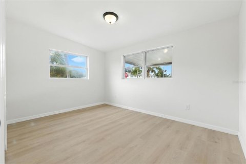 House in Seminole, Florida 4 bedrooms, 162.3 sq.m. № 1885833 - photo 17