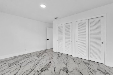 House in Tamarac, Florida 3 bedrooms, 153.1 sq.m. № 2431311 - photo 15