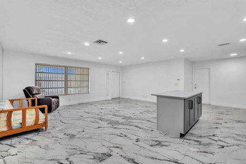 House in Tamarac, Florida 3 bedrooms, 153.1 sq.m. № 2431311 - photo 8