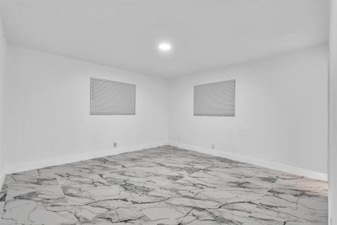 House in Tamarac, Florida 3 bedrooms, 153.1 sq.m. № 2431311 - photo 23