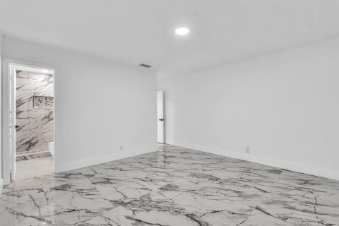 House in Tamarac, Florida 3 bedrooms, 153.1 sq.m. № 2431311 - photo 19