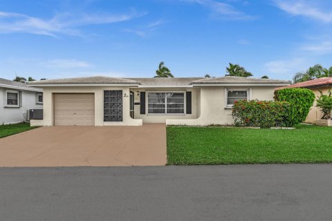 House in Tamarac, Florida 3 bedrooms, 153.1 sq.m. № 2431311 - photo 2