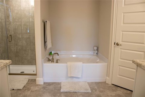 House in Auburndale, Florida 4 bedrooms, 233 sq.m. № 1910749 - photo 3