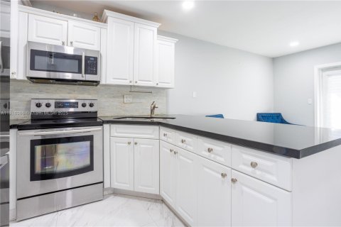 Villa ou maison à vendre à Sweetwater, Floride: 3 chambres, 102.94 m2 № 1973442 - photo 5