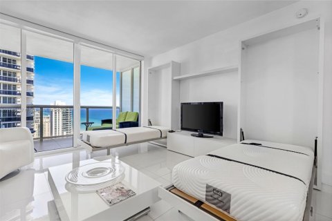 Condominio en alquiler en Hallandale Beach, Florida, 1 dormitorio, 78.41 m2 № 2054592 - foto 4