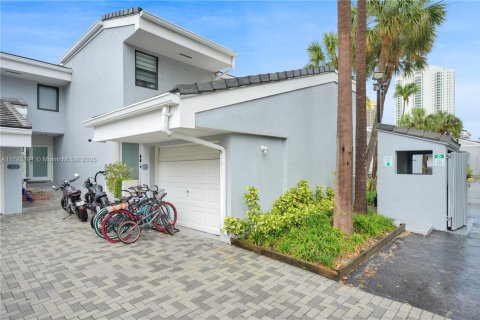 Adosado en venta en Sunny Isles Beach, Florida, 4 dormitorios, 225.29 m2 № 1864255 - foto 3