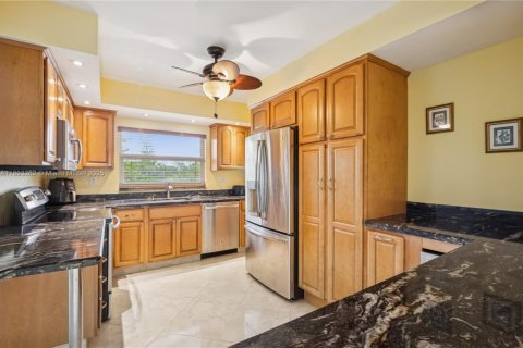 Condo in Sunrise, Florida, 2 bedrooms  № 1945034 - photo 4