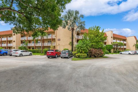 Condo in Sunrise, Florida, 2 bedrooms  № 1945034 - photo 1