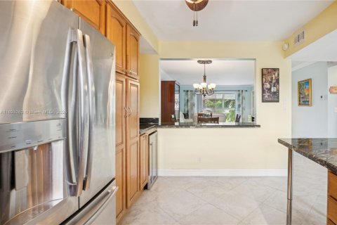 Condo in Sunrise, Florida, 2 bedrooms  № 1945034 - photo 3
