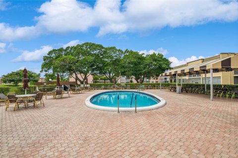 Condo in Sunrise, Florida, 2 bedrooms  № 1945034 - photo 2