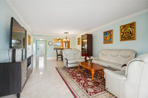 Condo in Sunrise, Florida, 2 bedrooms  № 1945034 - photo 13