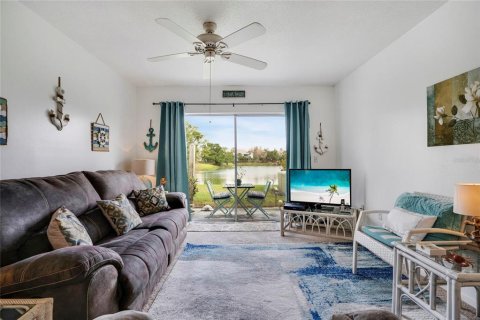 Condo in Bradenton, Florida, 1 bedroom  № 1528049 - photo 13