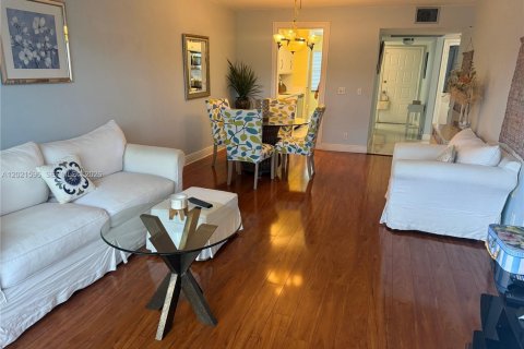 Copropriété à vendre à Pembroke Pines, Floride: 2 chambres, 102.19 m2 № 2263272 - photo 3