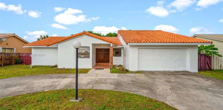 Дом в Майами, Флорида 4 спальни, 157.56м2 № 1967188