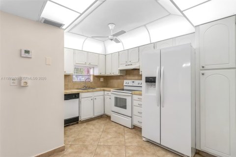 Copropriété à vendre à Pembroke Pines, Floride: 1 chambre, 83.61 m2 № 2063976 - photo 10