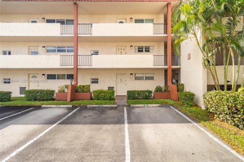 Copropriété à vendre à Pembroke Pines, Floride: 1 chambre, 83.61 m2 № 2063976 - photo 18