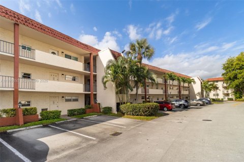 Copropriété à vendre à Pembroke Pines, Floride: 1 chambre, 83.61 m2 № 2063976 - photo 19