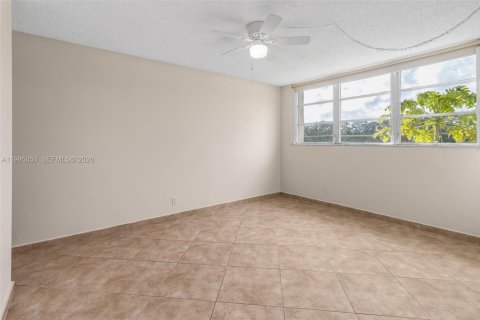 Copropriété à vendre à Pembroke Pines, Floride: 1 chambre, 83.61 m2 № 2063976 - photo 12